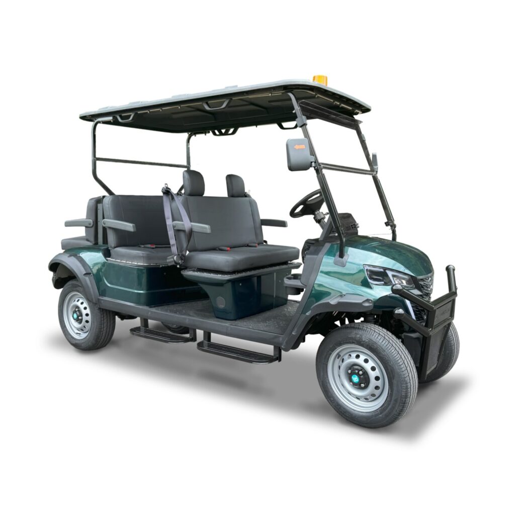 Veículo elétrico de transporte de passageiros, com capacidade para quatro pessoas, design aberto e robusto, adequado para uso em campos de golfe, resorts, aeroportos e complexos industriais.