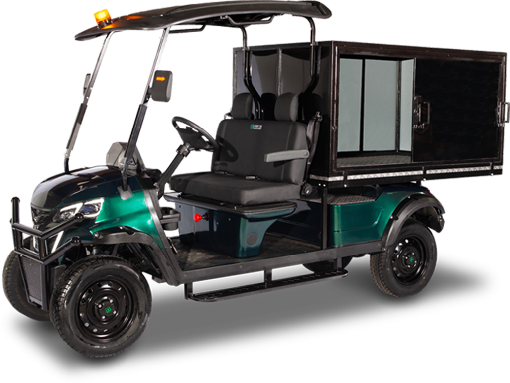 Carrinho elétrico utilitário com área de carga coberta na parte traseira. Possui um teto sobre o assento do motorista e capacidade para dois passageiros. O veículo é pintado de verde escuro com detalhes pretos, e a área de carga possui uma porta com maçaneta para facilitar o carregamento e descarregamento de mercadorias.