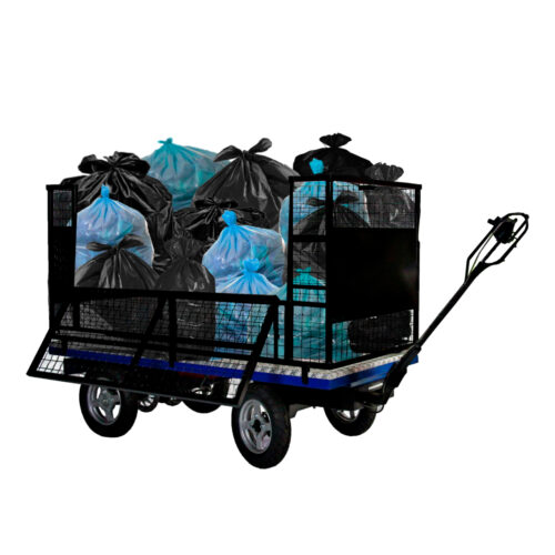 Carrinho elétrico de coleta de lixo com várias sacolas pretas e azuis empilhadas em sua estrutura de metal.
