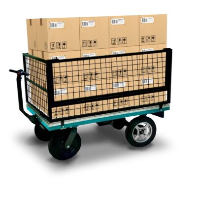 Um carrinho de transporte elétrico, projetado para movimentação de carga. Ele possui uma estrutura com grade de proteção, contendo várias caixas empilhadas na parte traseira. O carrinho é equipado com quatro rodas, permitindo facilidade de manobra e transporte eficiente em diversos ambientes. O design é em tons de verde e preto.