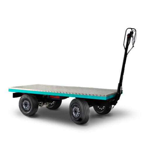 Carrinho elétrico de plataforma com quatro rodas e uma superfície texturizada. Possui alça para empurrar ou puxar, e é projetado para transportar cargas pesadas, geralmente usado em armazéns ou indústrias.