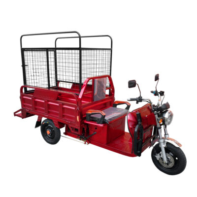 Um veículo elétrico de três rodas, pintado de vermelho, que combina características de uma motocicleta com uma caçamba. A parte traseira é aberta e possui uma grade de proteção, permitindo o transporte de carga, enquanto a frente conta com um guidão e um assento para o motorista.
