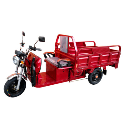 Um veículo elétrico de três rodas, pintado de vermelho, que combina características de uma motocicleta com uma caçamba. A parte traseira é aberta, permitindo o transporte de carga, enquanto a frente conta com um guidão e um assento para o motorista.