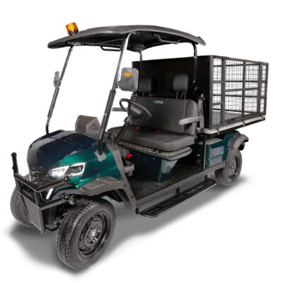 Um veículo elétrico de quatro rodas, projetado para transporte utilitário. Ele possui um design moderno, com uma cabine aberta, assentos duplos dianteiros e uma caçamba traseira com grade de segurança. O veículo é predominantemente em tons de verde e preto, e tem um farol e uma luz de alerta no teto.