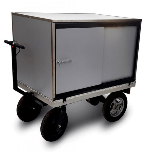 Carrinho elétrico com compartimento de armazenamento retangular fechado, equipado com uma alça para empurrar ou puxar. O compartimento possui uma porta com tranca para segurança dos itens transportados.