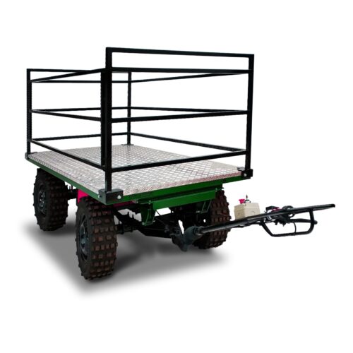 Carrinho elétrico utilitário com uma plataforma plana e grades metálicas em todos os lados. Possui quatro pneus grandes e resistentes, adequados para uso fora de estrada. A plataforma é feita de metal com padrão de placa de diamante e o carrinho possui um engate para reboque.
